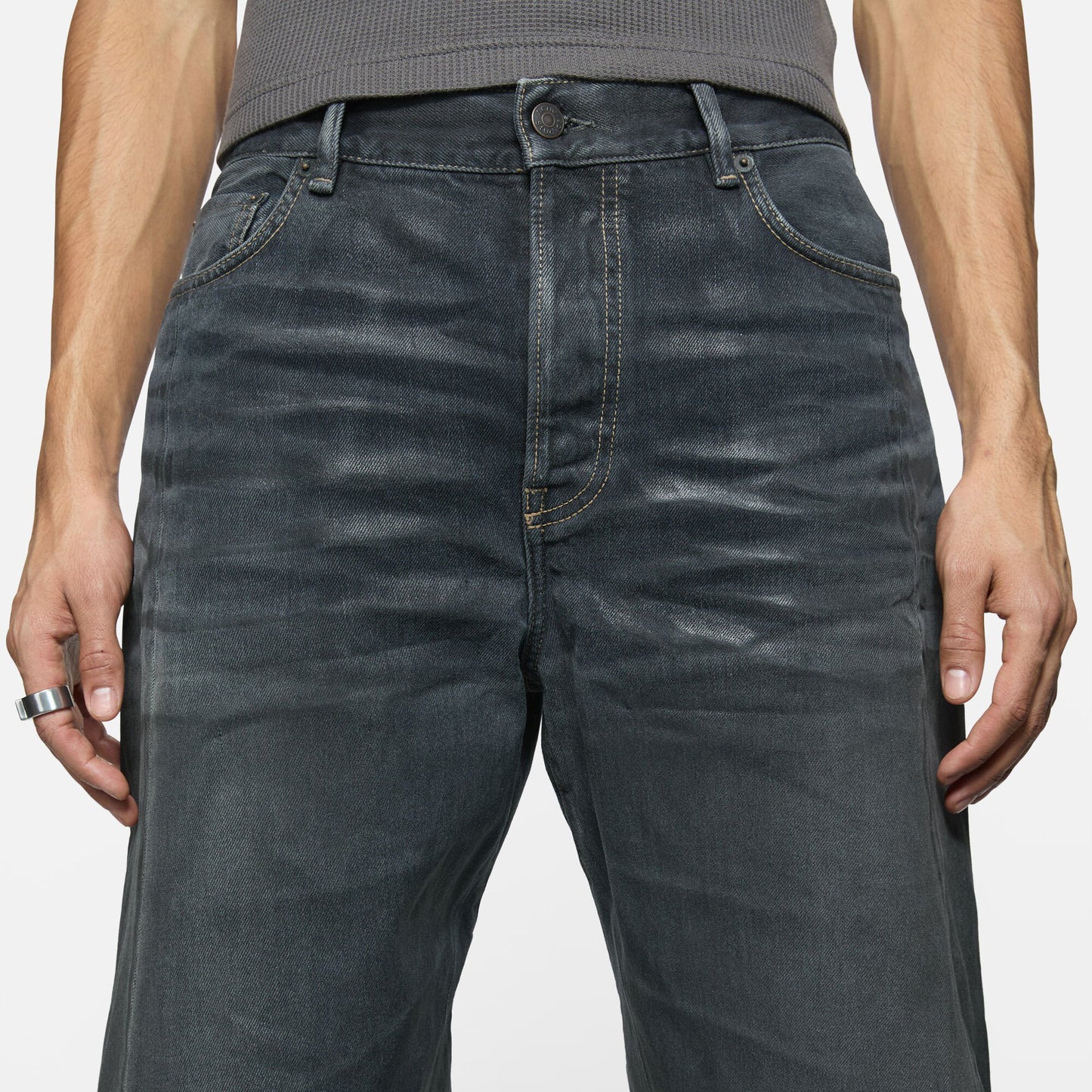 
                  
                    LOOSE FIT JEANS - 2006M
                  
                
