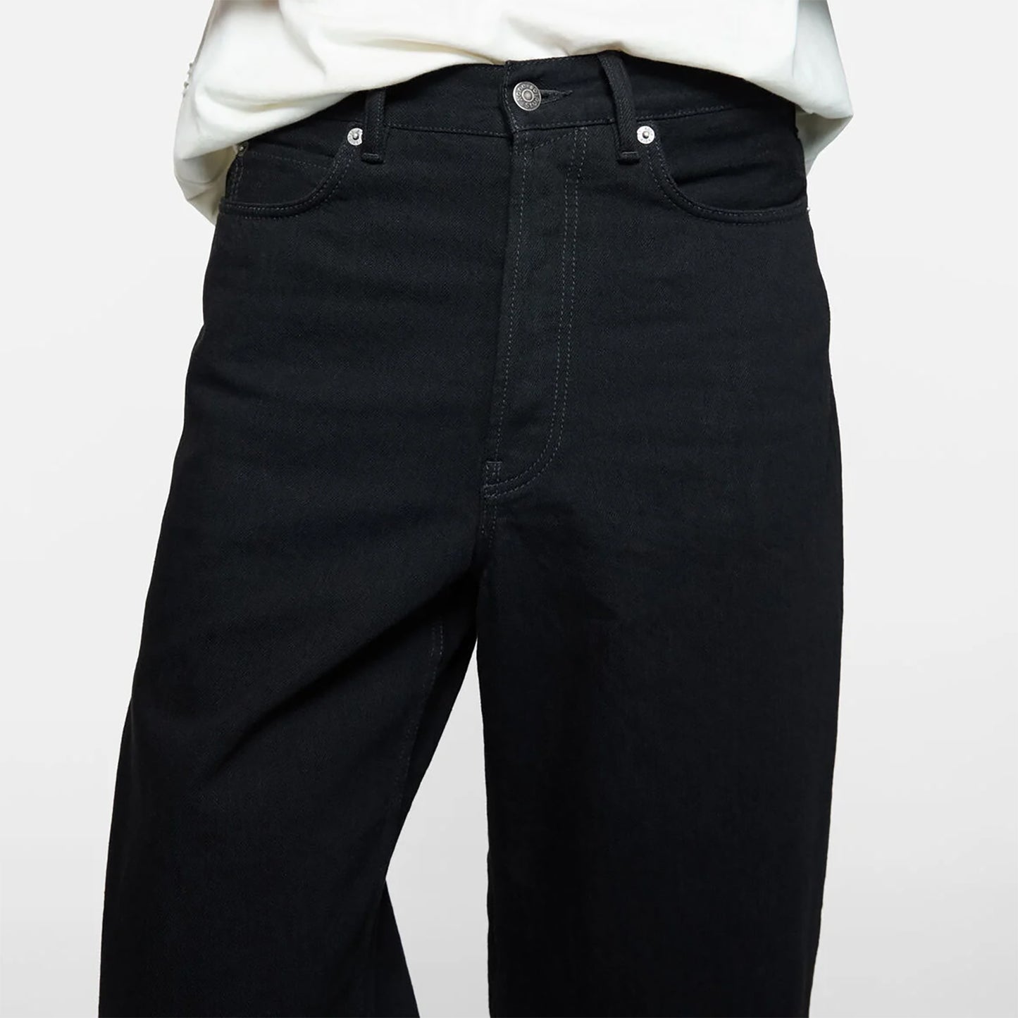 
                  
                    LOOSE FIT JEANS - 1981
                  
                