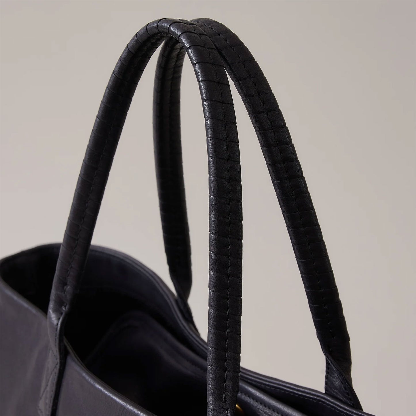 
                  
                    2handle tote M / co24fwtt020 / ZEO LITE shrink leather
                  
                
