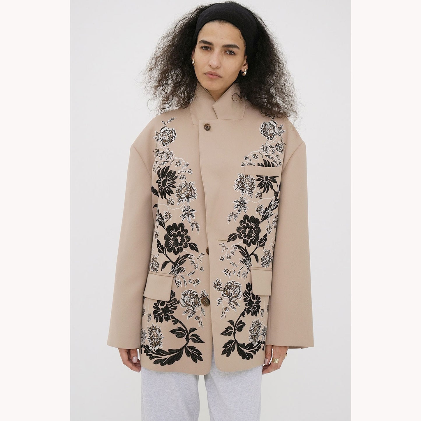 
                  
                    FLOWER EMBROIDERY TAILORED JACKET
                  
                