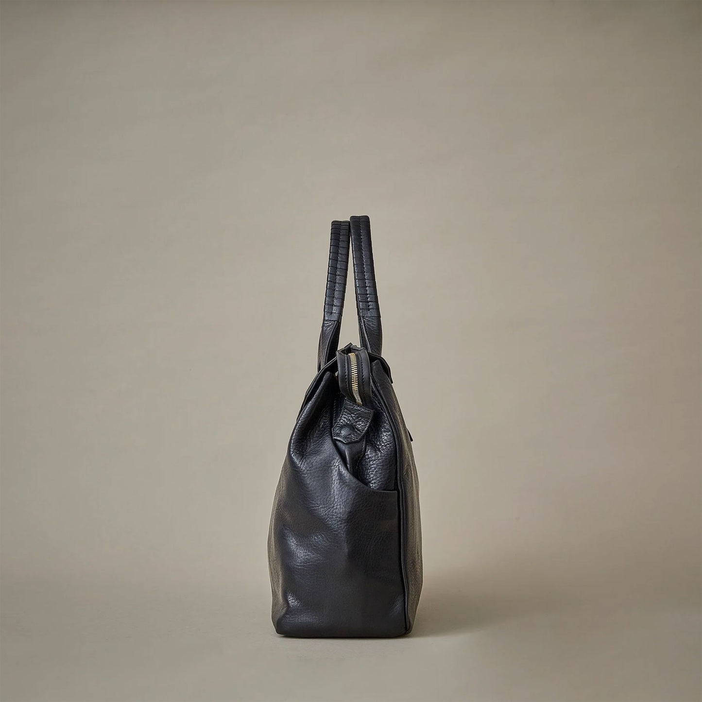 
                  
                    key hole boston MID / co23sskh030 / cow leather
                  
                