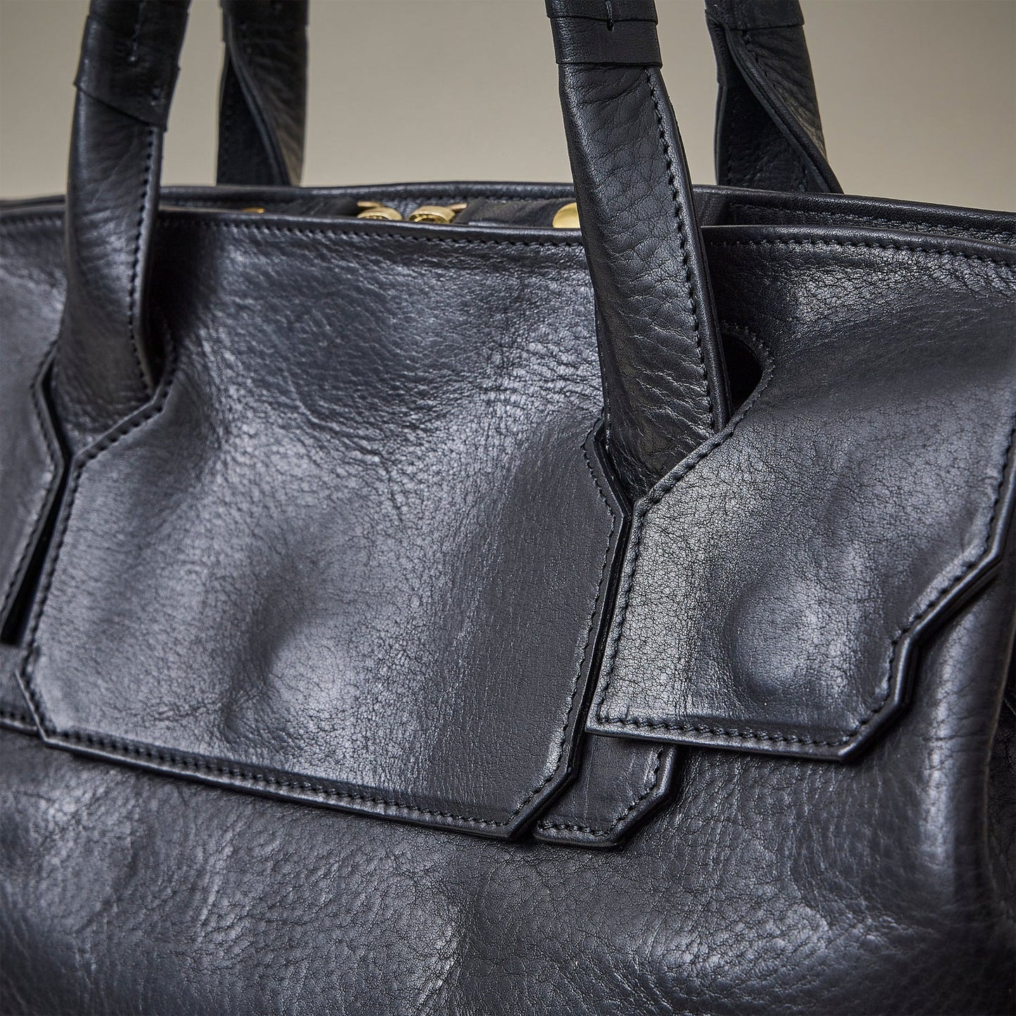 
                  
                    key hole boston MID / co23sskh030 / cow leather
                  
                