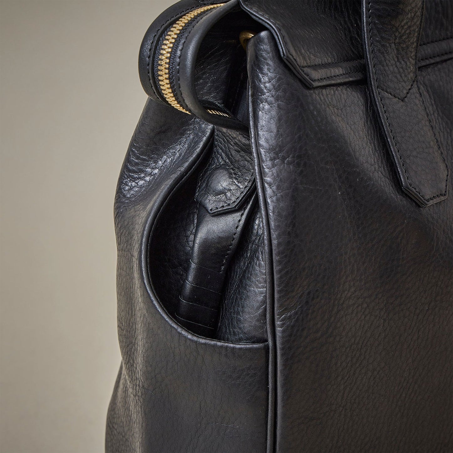 
                  
                    key hole boston MID / co23sskh030 / cow leather
                  
                