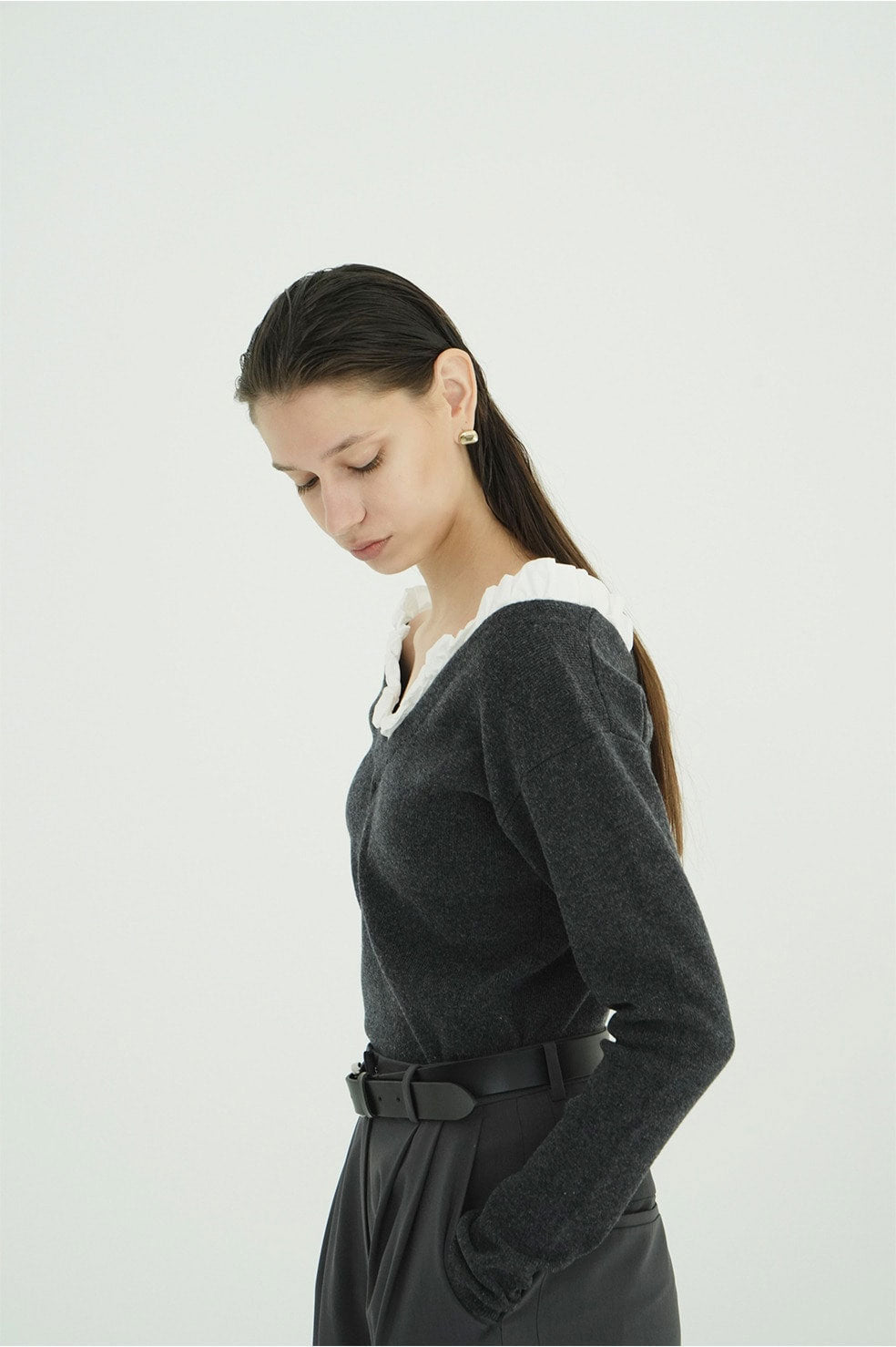
                  
                    2WAY FRILL V NECK KNIT TOPS
                  
                