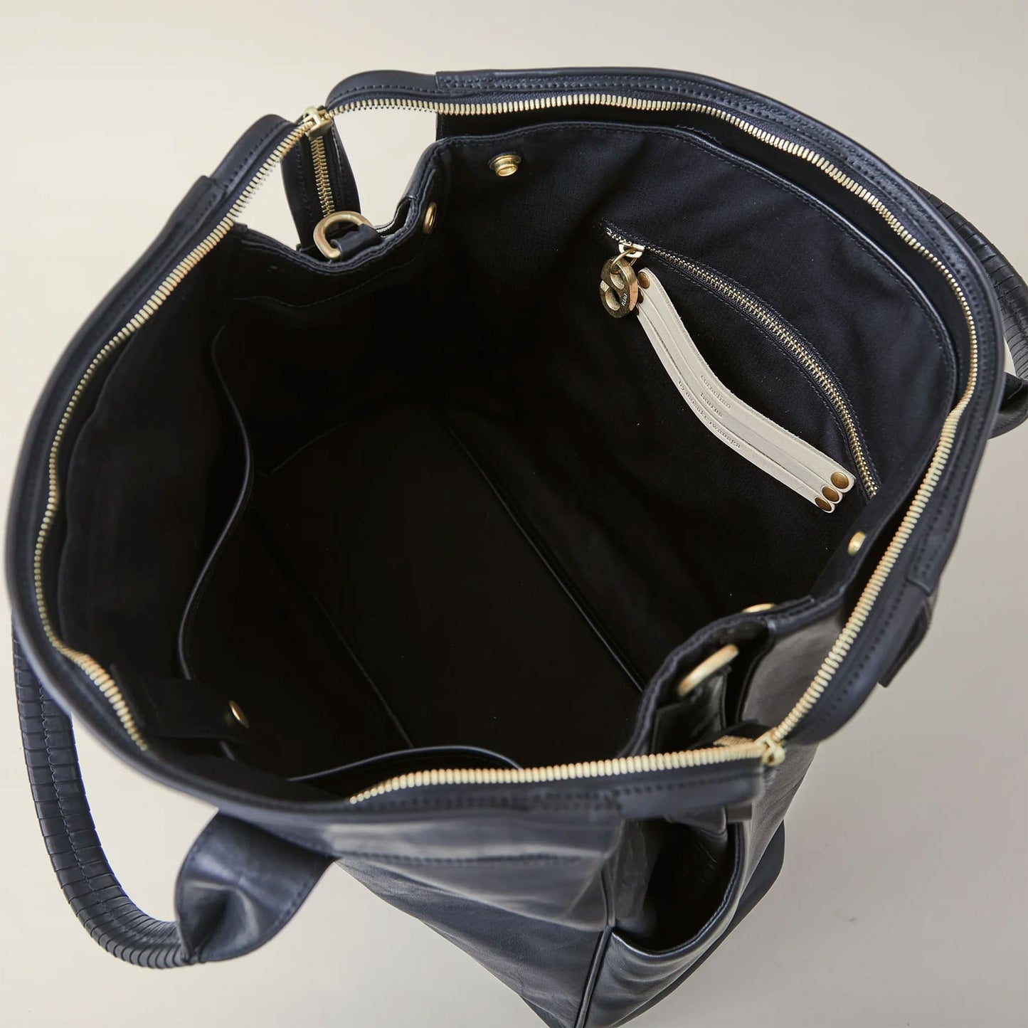 
                  
                    key hole boston MID / co23sskh030 / cow leather
                  
                