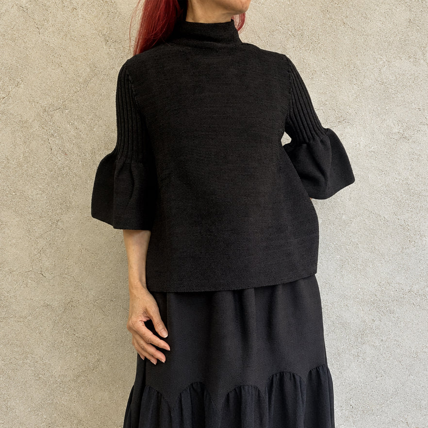 
                  
                    POTTERY VELVET BELL SLEEVE FLARE TOP
                  
                