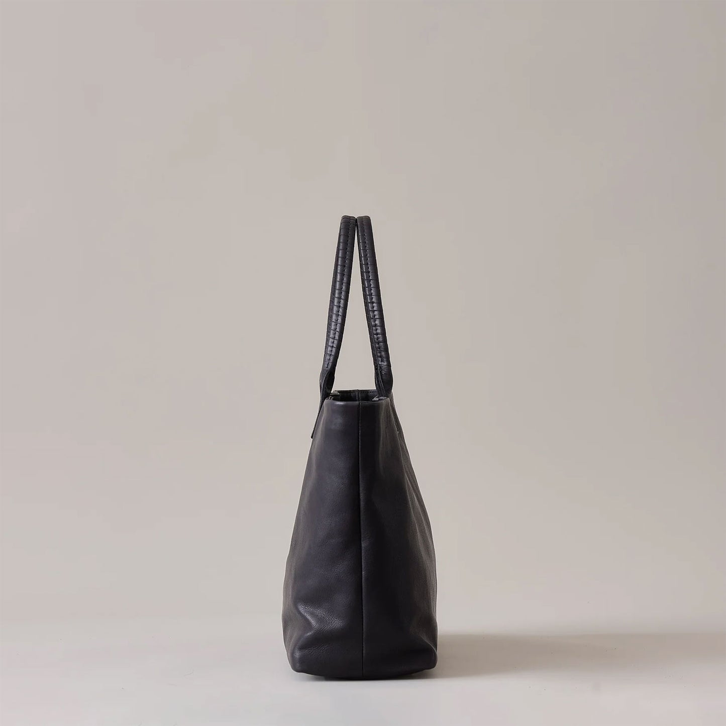 
                  
                    2handle tote M / co24fwtt020 / ZEO LITE shrink leather
                  
                