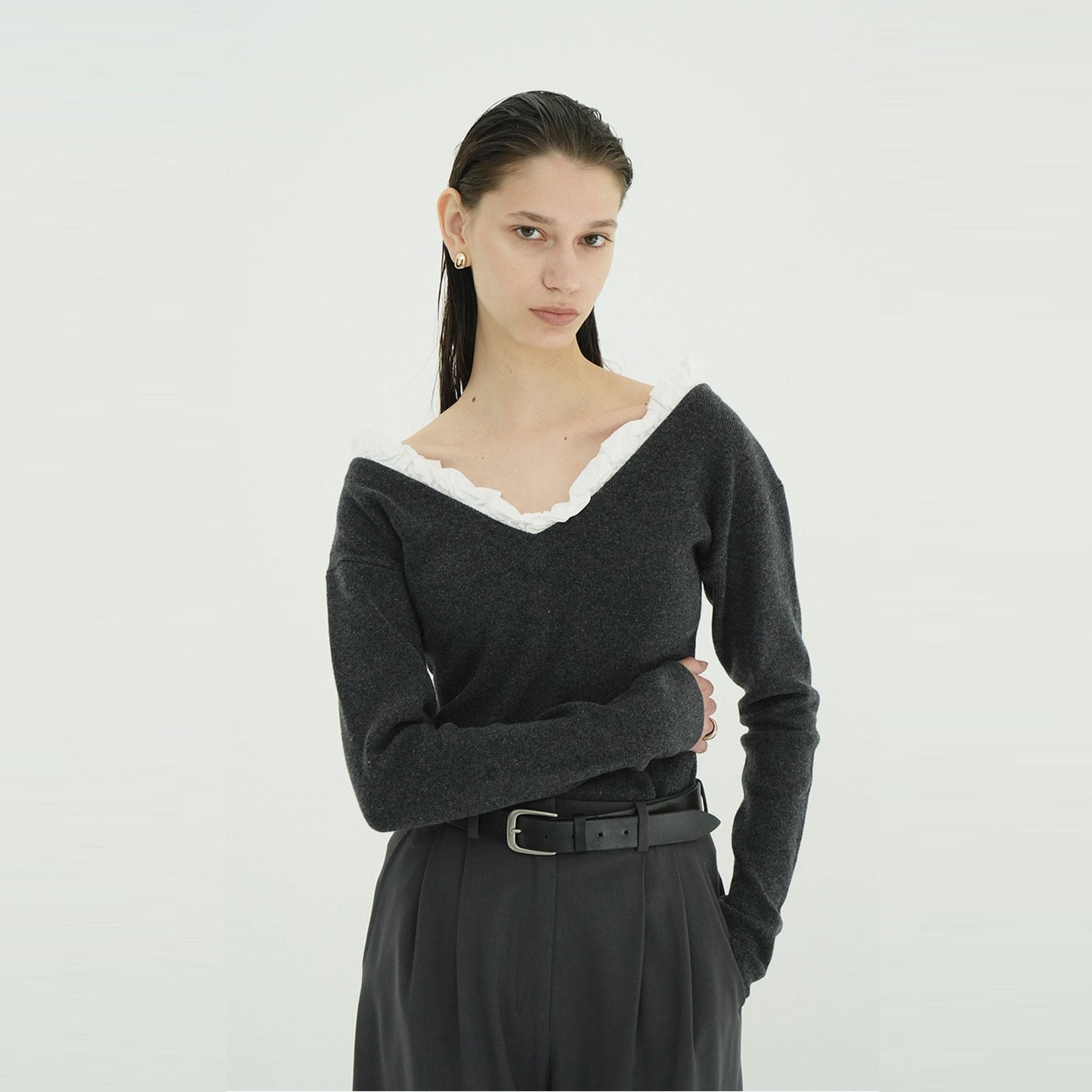 
                  
                    2WAY FRILL V NECK KNIT TOPS
                  
                