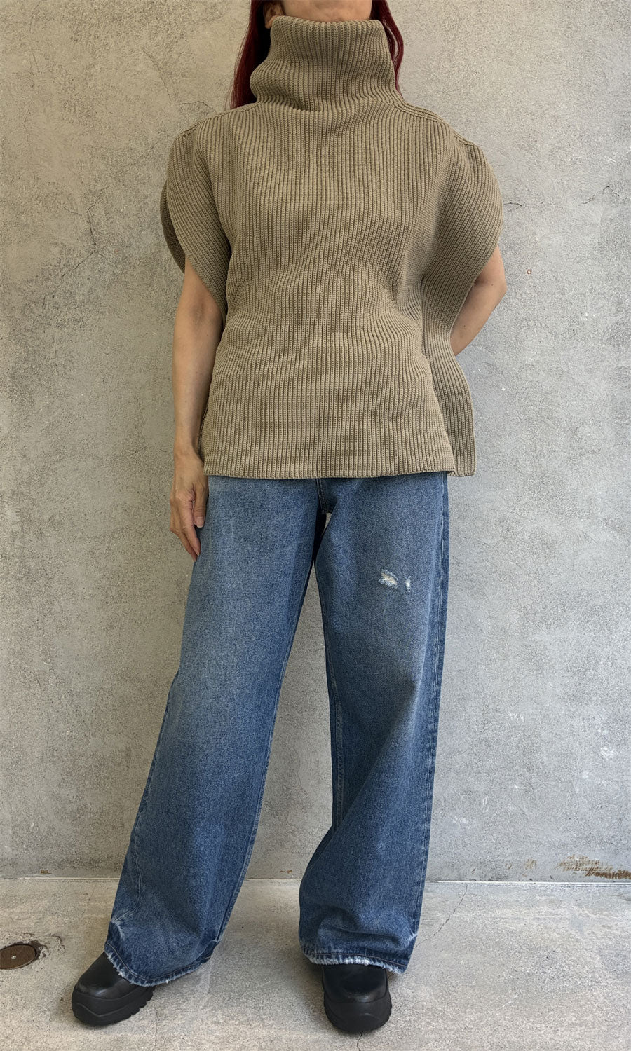 
                  
                    LOW GAUGE CREASE HIGHNECK TOP
                  
                