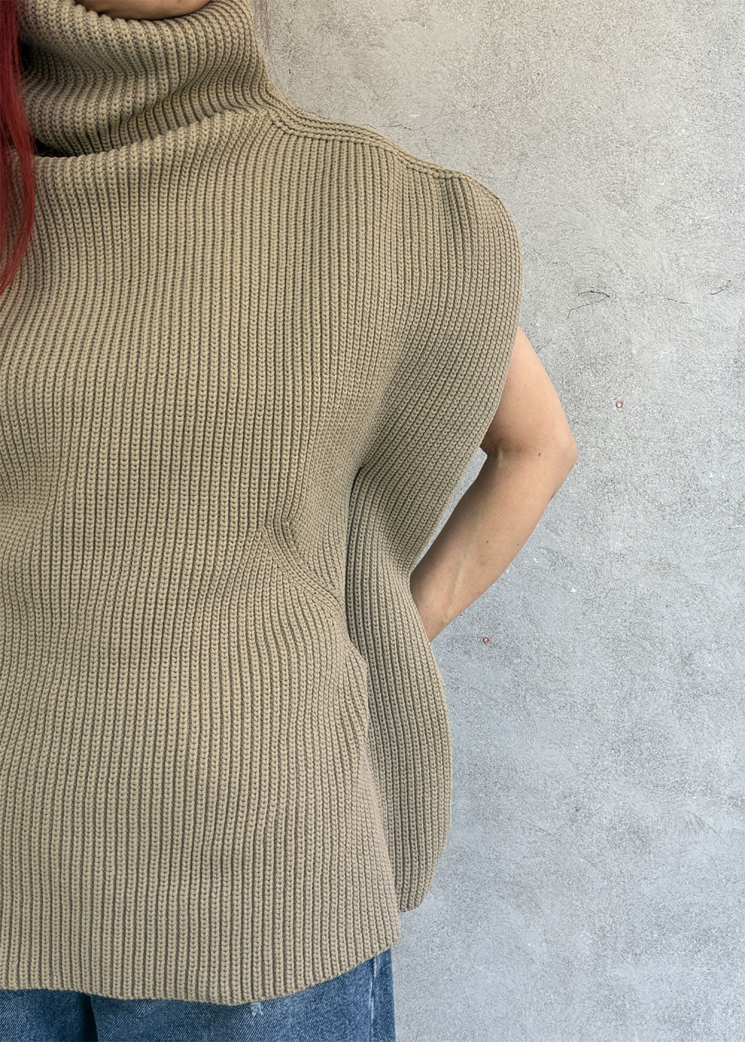 
                  
                    LOW GAUGE CREASE HIGHNECK TOP
                  
                