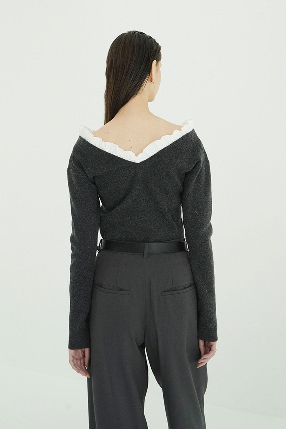 
                  
                    2WAY FRILL V NECK KNIT TOPS
                  
                