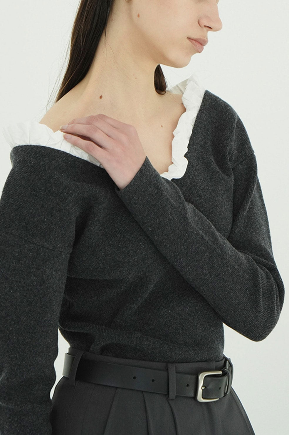 
                  
                    2WAY FRILL V NECK KNIT TOPS
                  
                