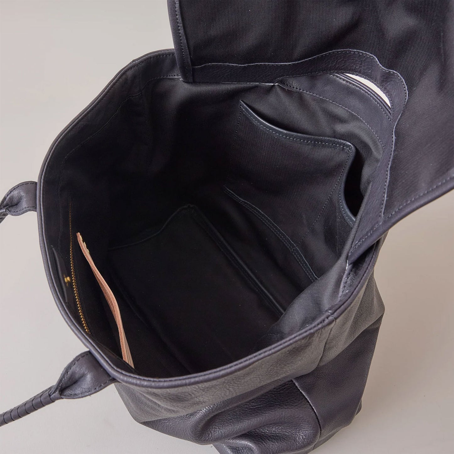 
                  
                    2handle tote M / co24fwtt020 / ZEO LITE shrink leather
                  
                