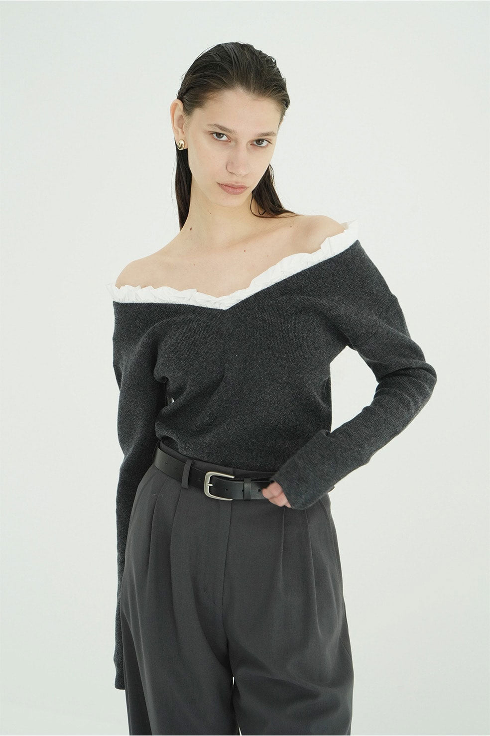 
                  
                    2WAY FRILL V NECK KNIT TOPS
                  
                