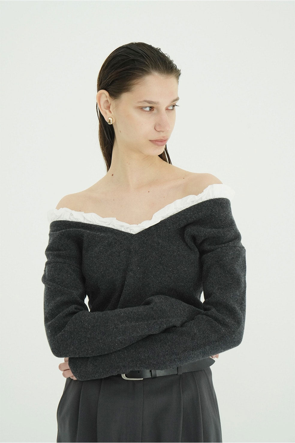 
                  
                    2WAY FRILL V NECK KNIT TOPS
                  
                