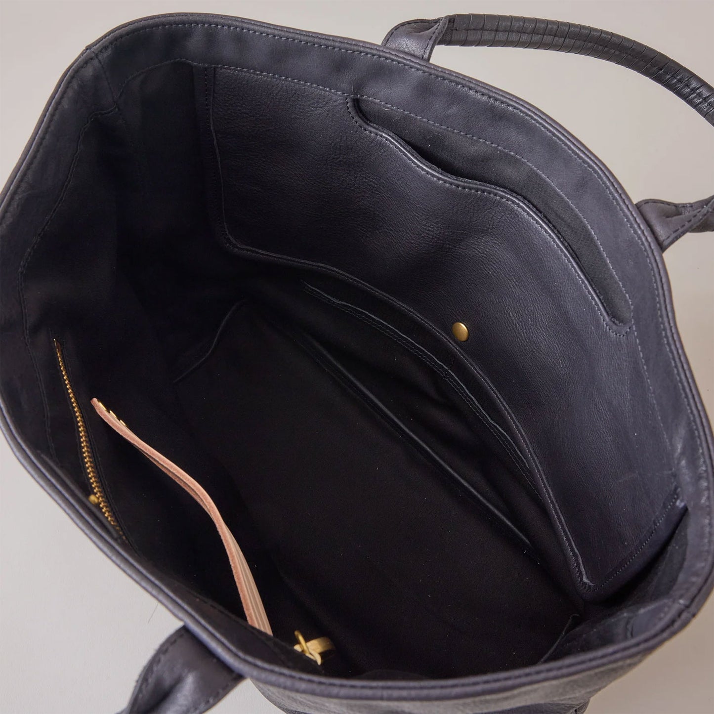 
                  
                    2handle tote M / co24fwtt020 / ZEO LITE shrink leather
                  
                
