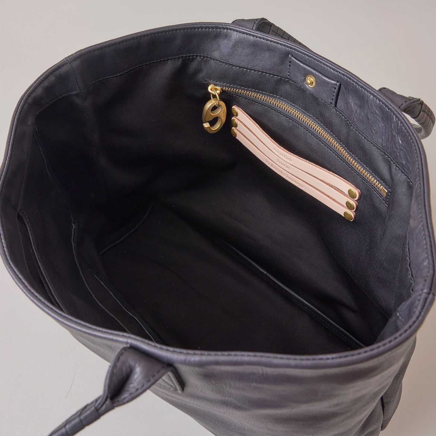
                  
                    2handle tote M / co24fwtt020 / ZEO LITE shrink leather
                  
                