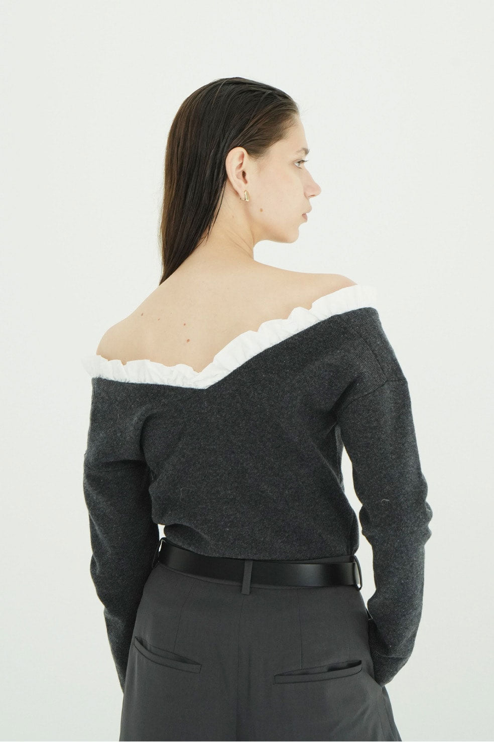 
                  
                    2WAY FRILL V NECK KNIT TOPS
                  
                