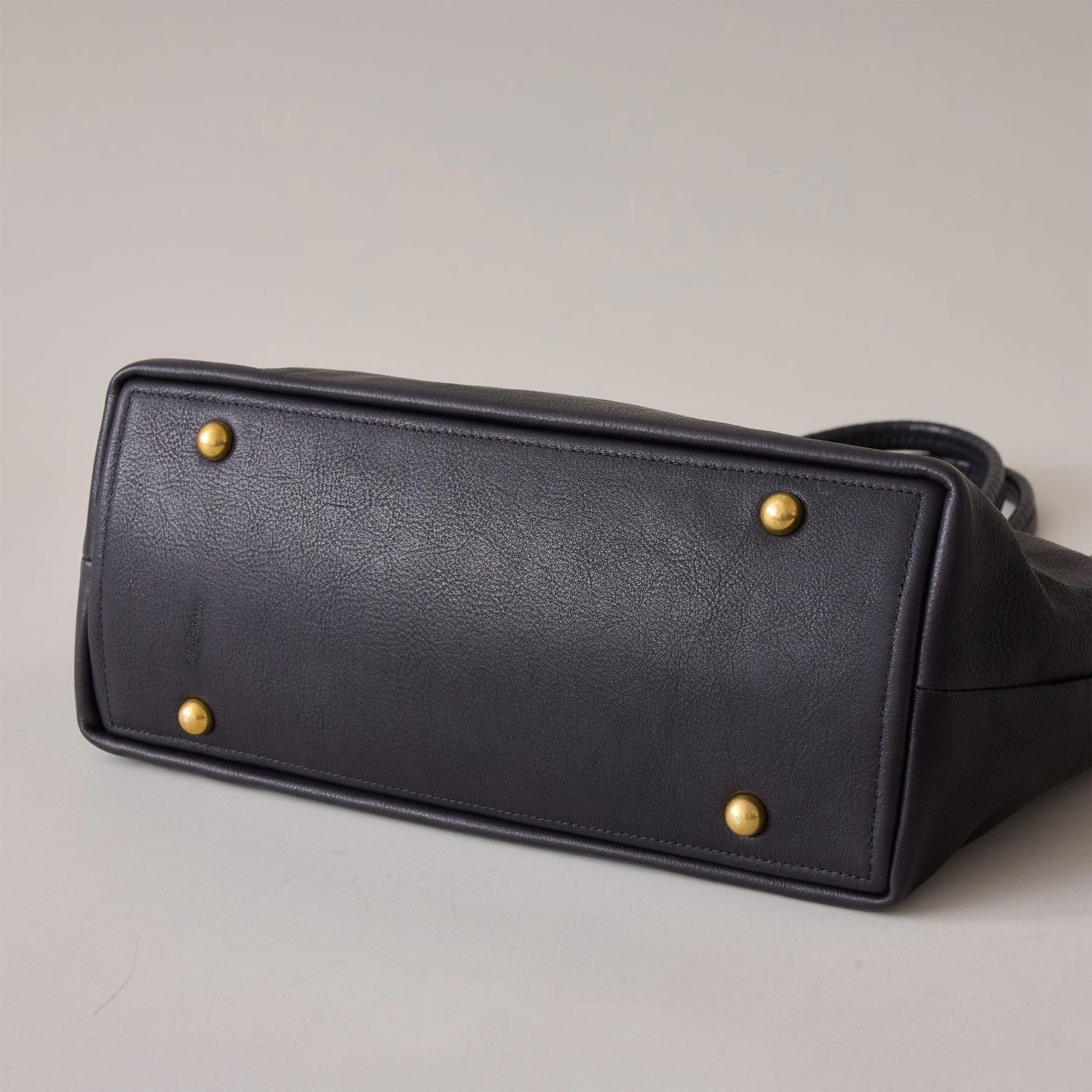 
                  
                    2handle tote M / co24fwtt020 / ZEO LITE shrink leather
                  
                
