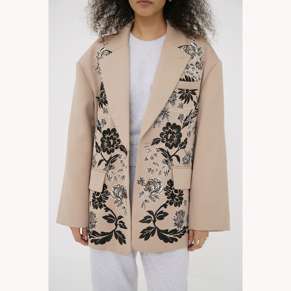 
                  
                    FLOWER EMBROIDERY TAILORED JACKET
                  
                