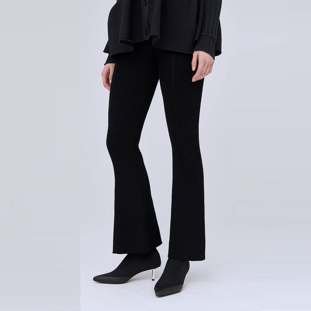 
                  
                    PORTRAIT VELVET TIGHT FLARE PANTS
                  
                