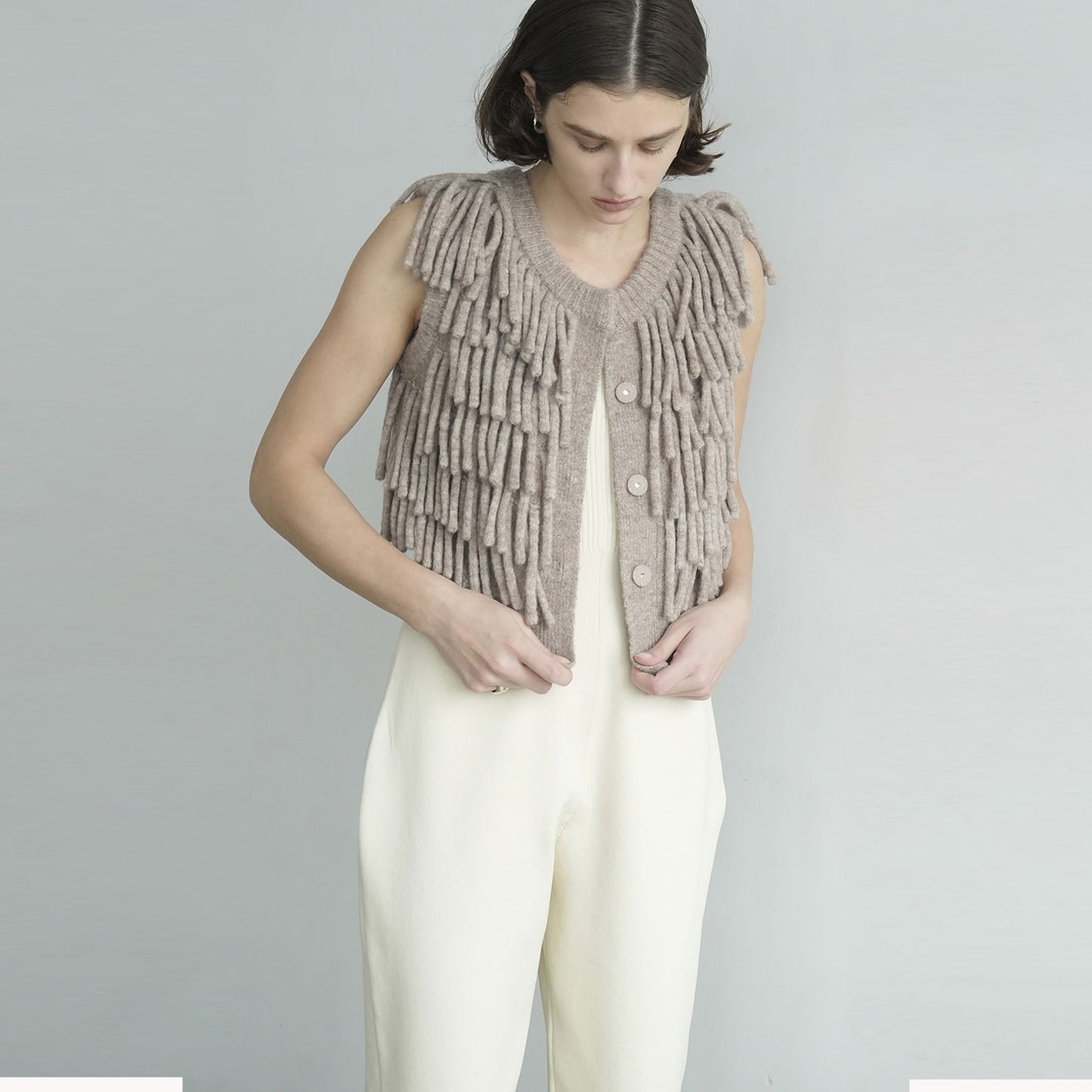 
                  
                    W FACE FRINGE KNIT VEST
                  
                