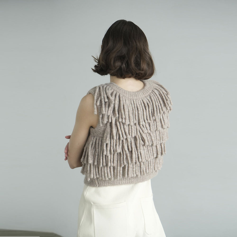 
                  
                    W FACE FRINGE KNIT VEST
                  
                