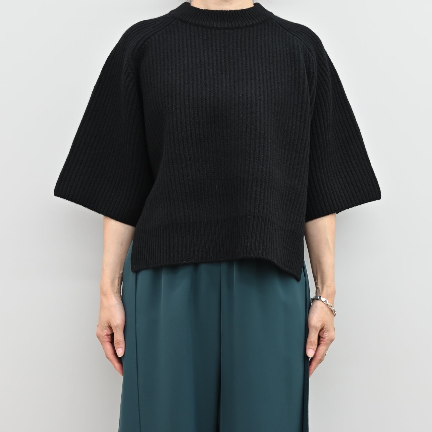 
                  
                    RIBBED CROPPED TOP
                  
                