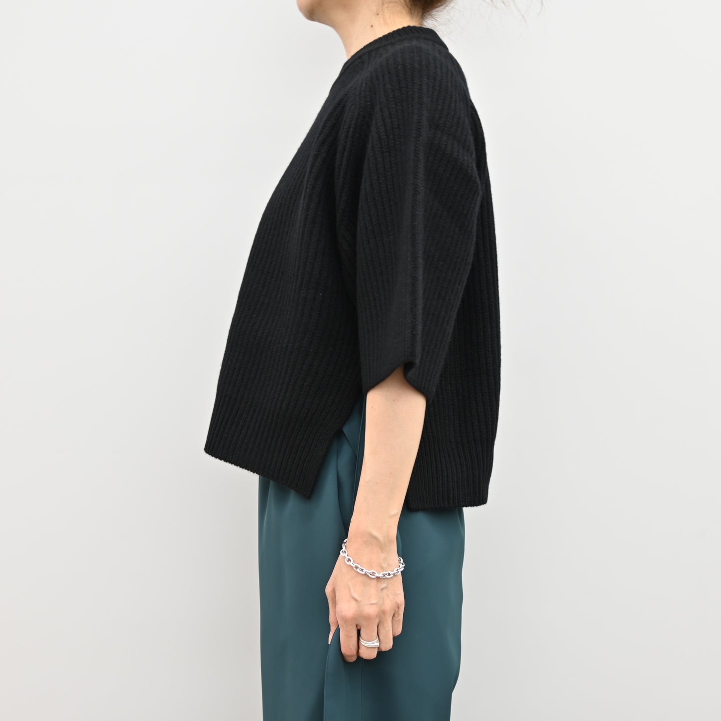 
                  
                    RIBBED CROPPED TOP
                  
                