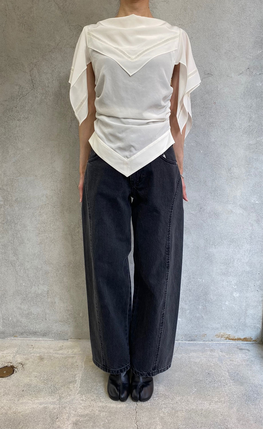 
                  
                    ORGANIC COTTON CURVE-FIT HIGH-RISE JEANS -BLACK-
                  
                