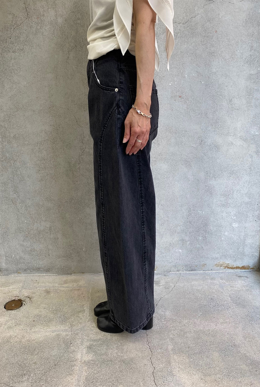 
                  
                    ORGANIC COTTON CURVE-FIT HIGH-RISE JEANS -BLACK-
                  
                