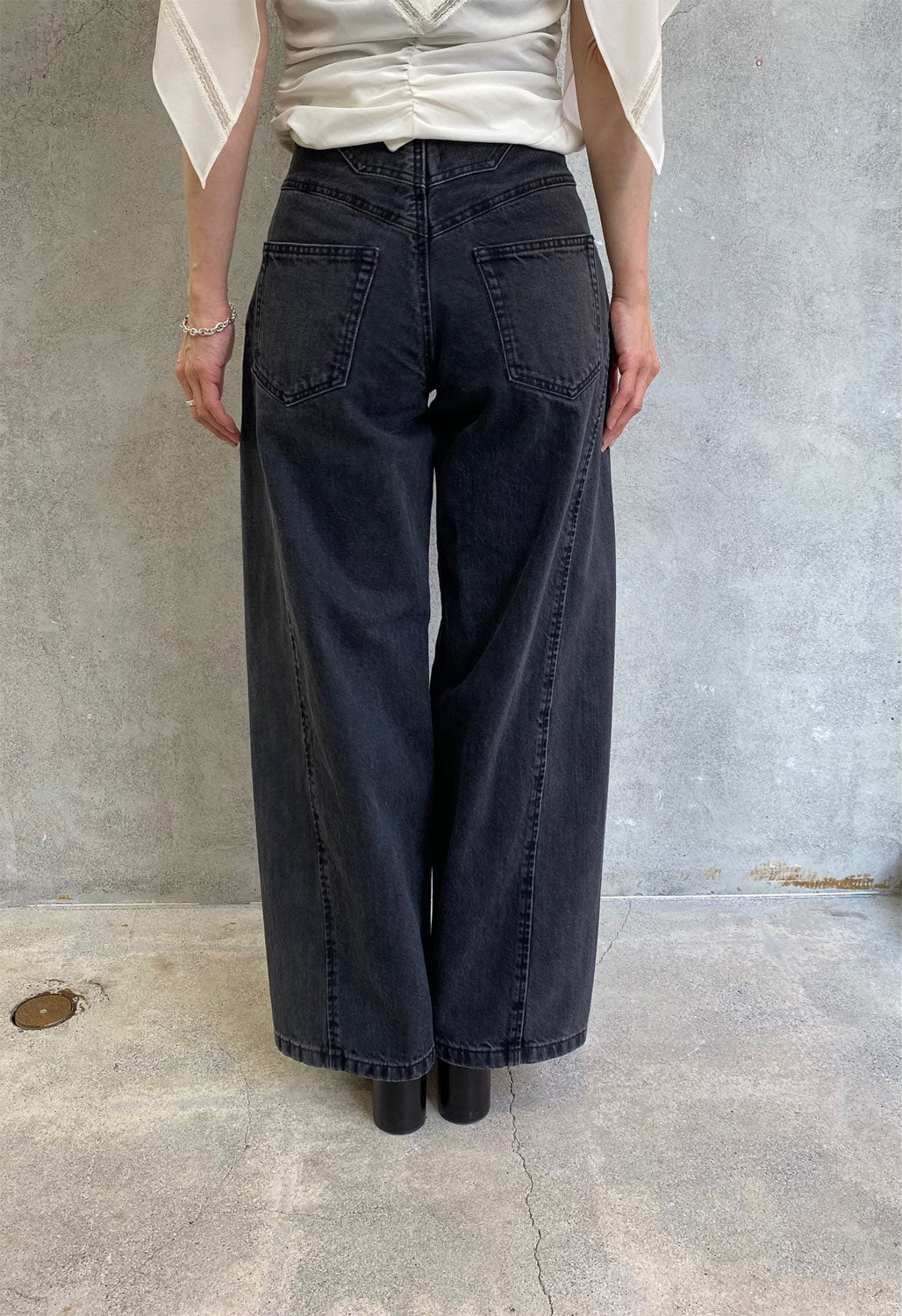 
                  
                    ORGANIC COTTON CURVE-FIT HIGH-RISE JEANS -BLACK-
                  
                