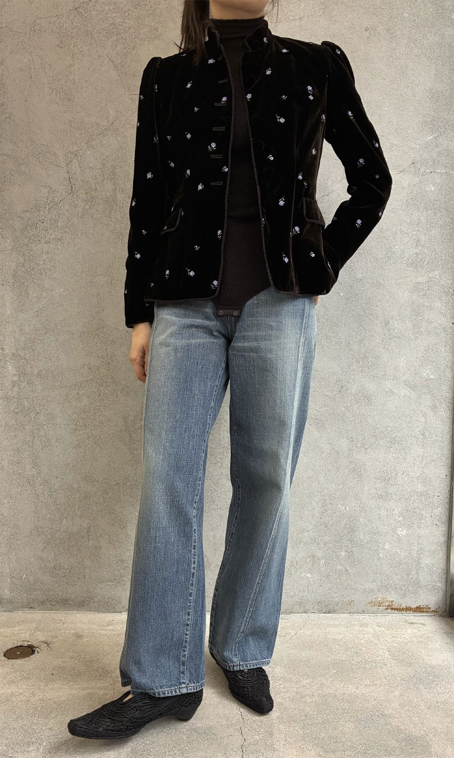 
                  
                    ROSE EMBROIDERED VELVET JACKET
                  
                