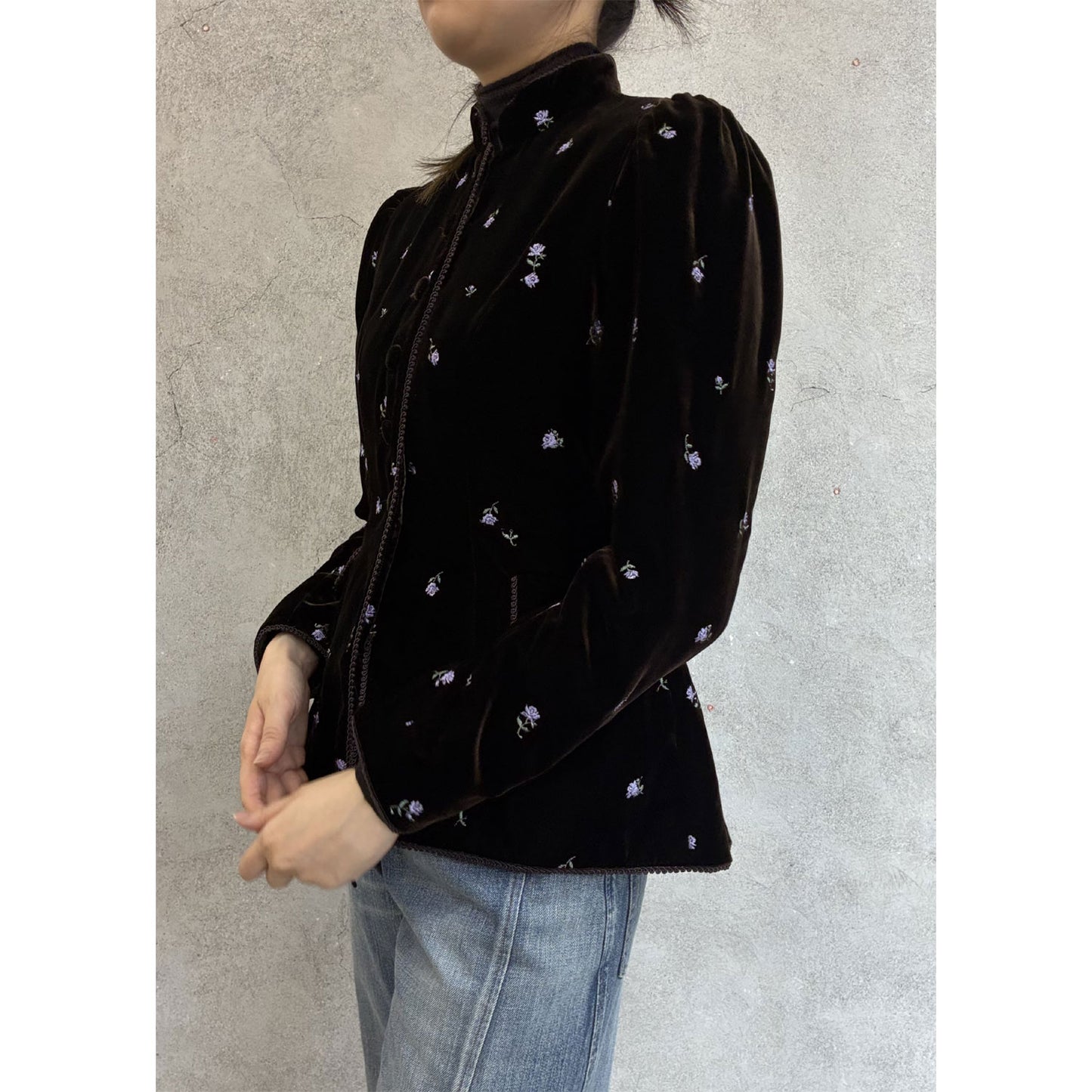 
                  
                    ROSE EMBROIDERED VELVET JACKET
                  
                
