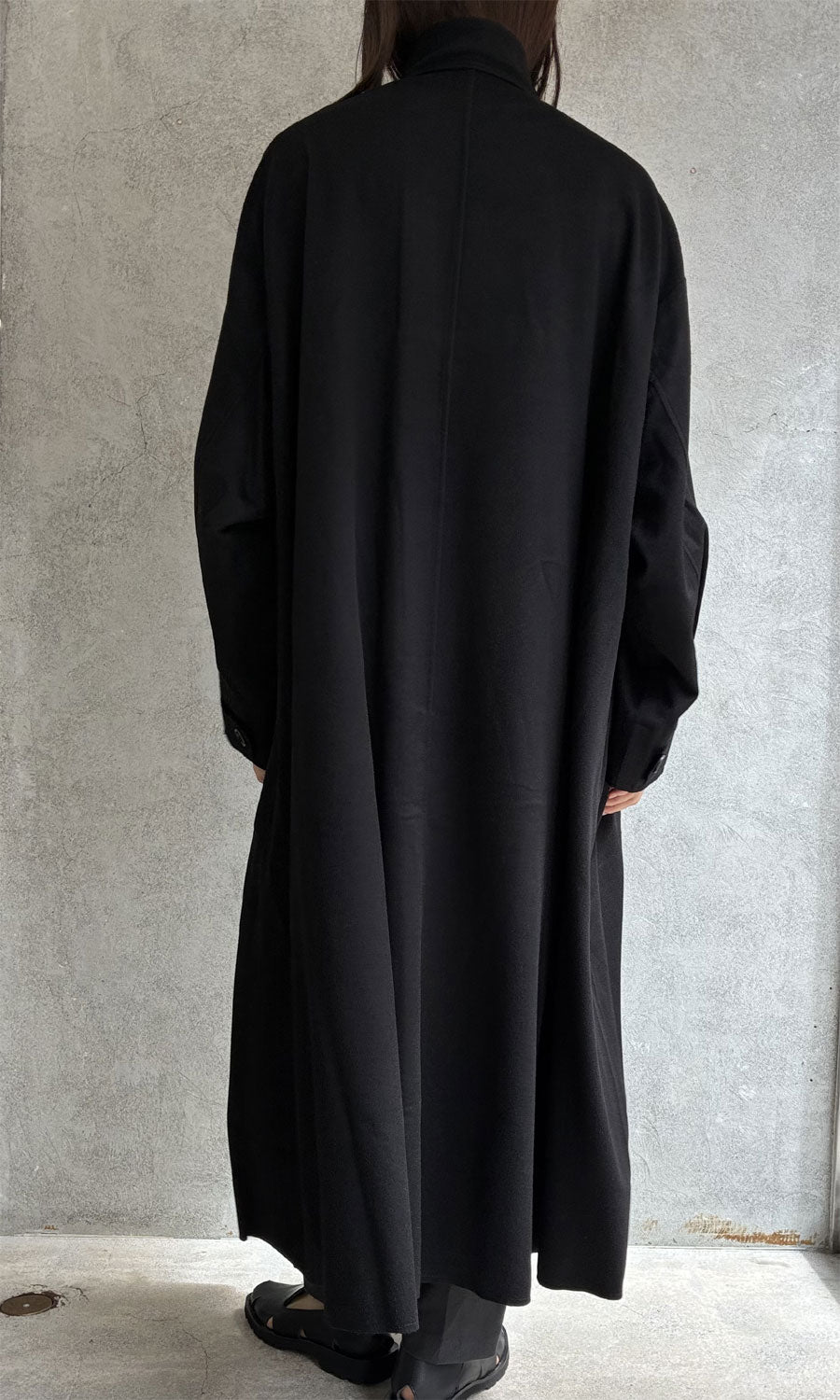 
                  
                    HEAVY WOOL OVERSIZED COAT
                  
                