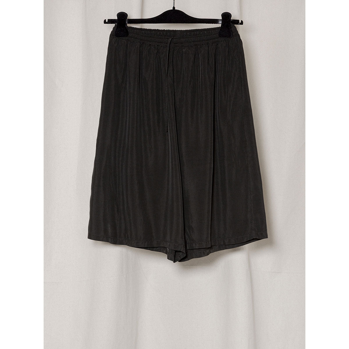 
                  
                    CUPRO SHORT TROUSERS -BLACK-
                  
                