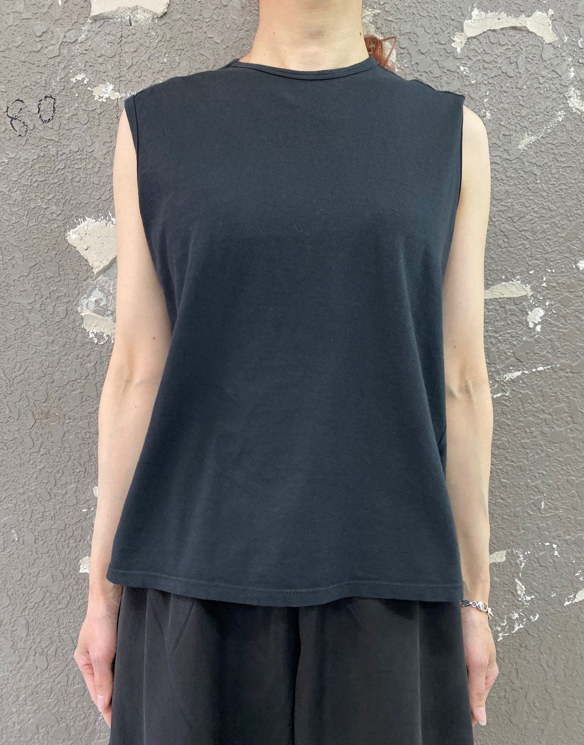 
                  
                    ORGANIC COTTON SLEEVELESS T-SHIRT
                  
                