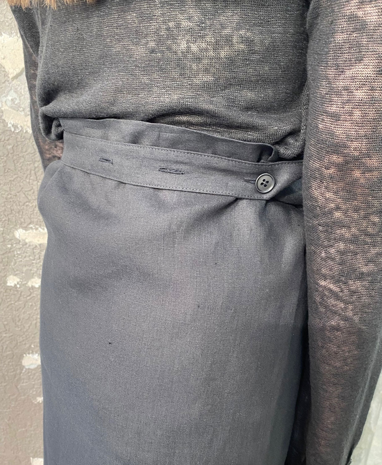 
                  
                    LINEN WRAP SKIRT-BLACK-
                  
                