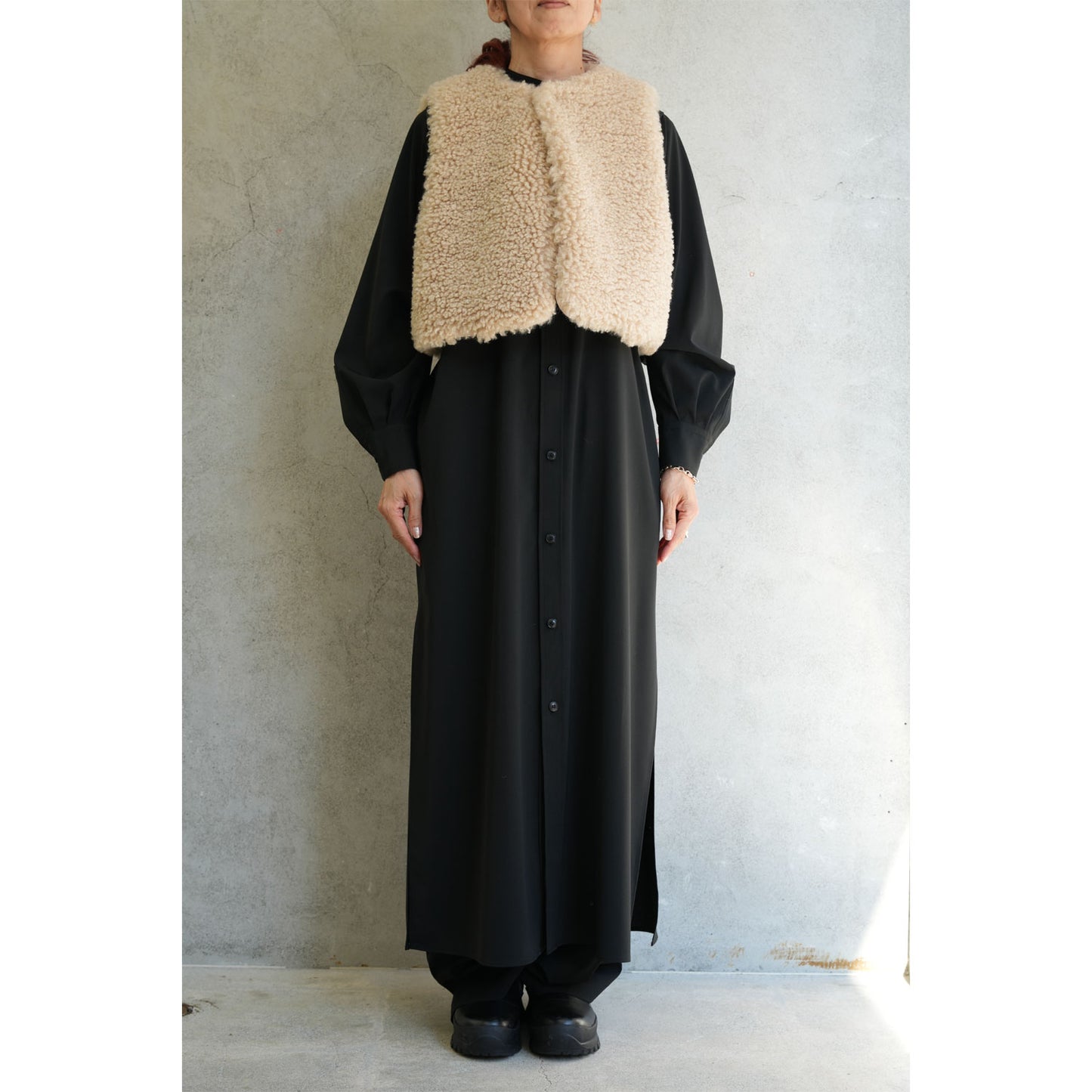 
                  
                    FAUX SHEARLING CROPPED VEST-BLACK-
                  
                