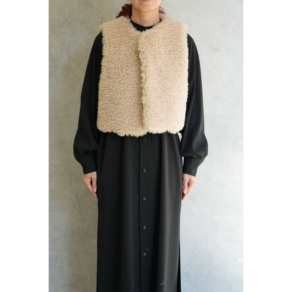 
                  
                    FAUX SHEARLING CROPPED VEST-BLACK-
                  
                