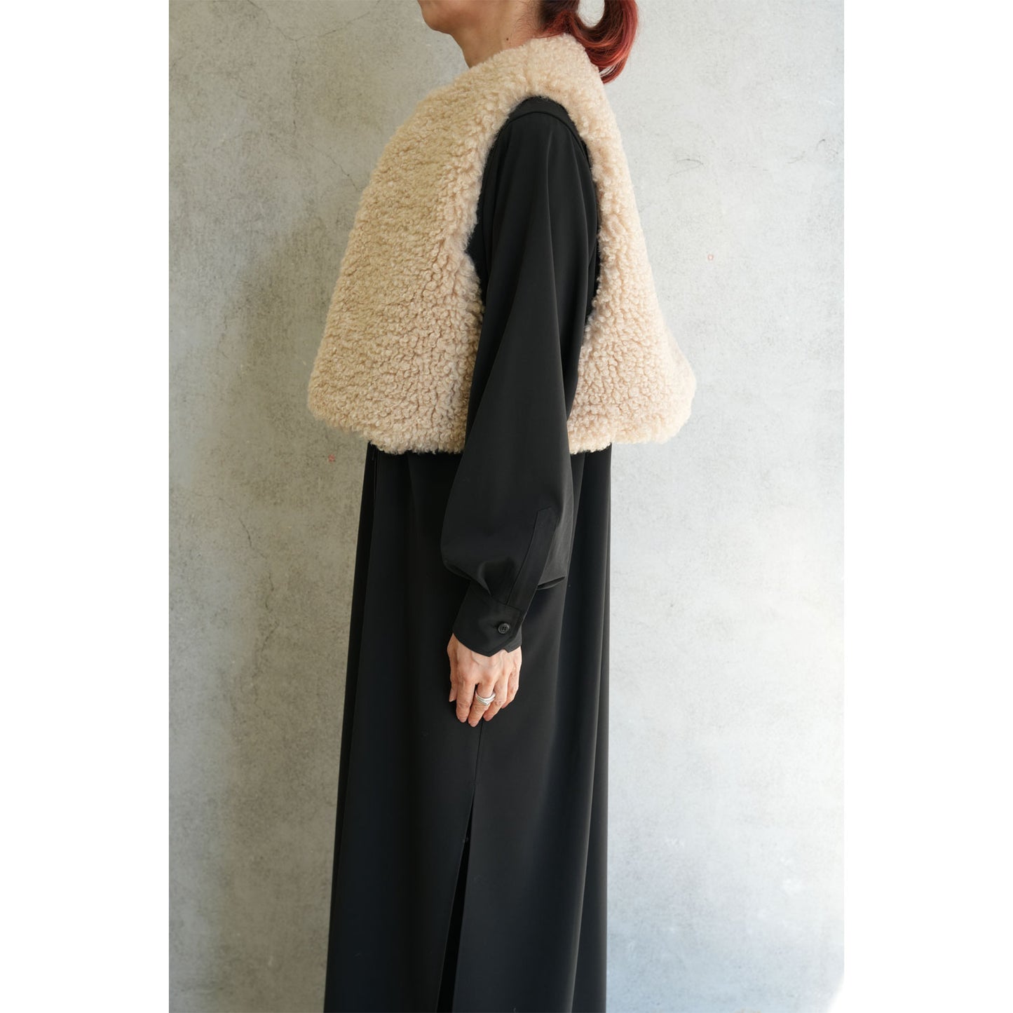 
                  
                    FAUX SHEARLING CROPPED VEST-BLACK-
                  
                