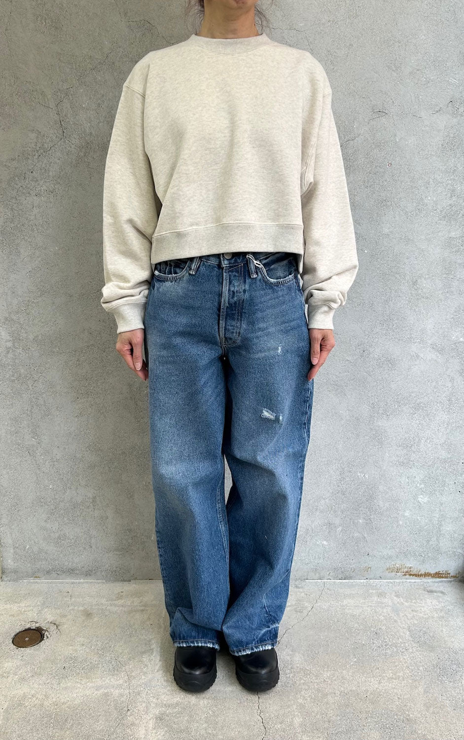 
                  
                    CROPPED SWEAT SHIRT -BEIGE-
                  
                