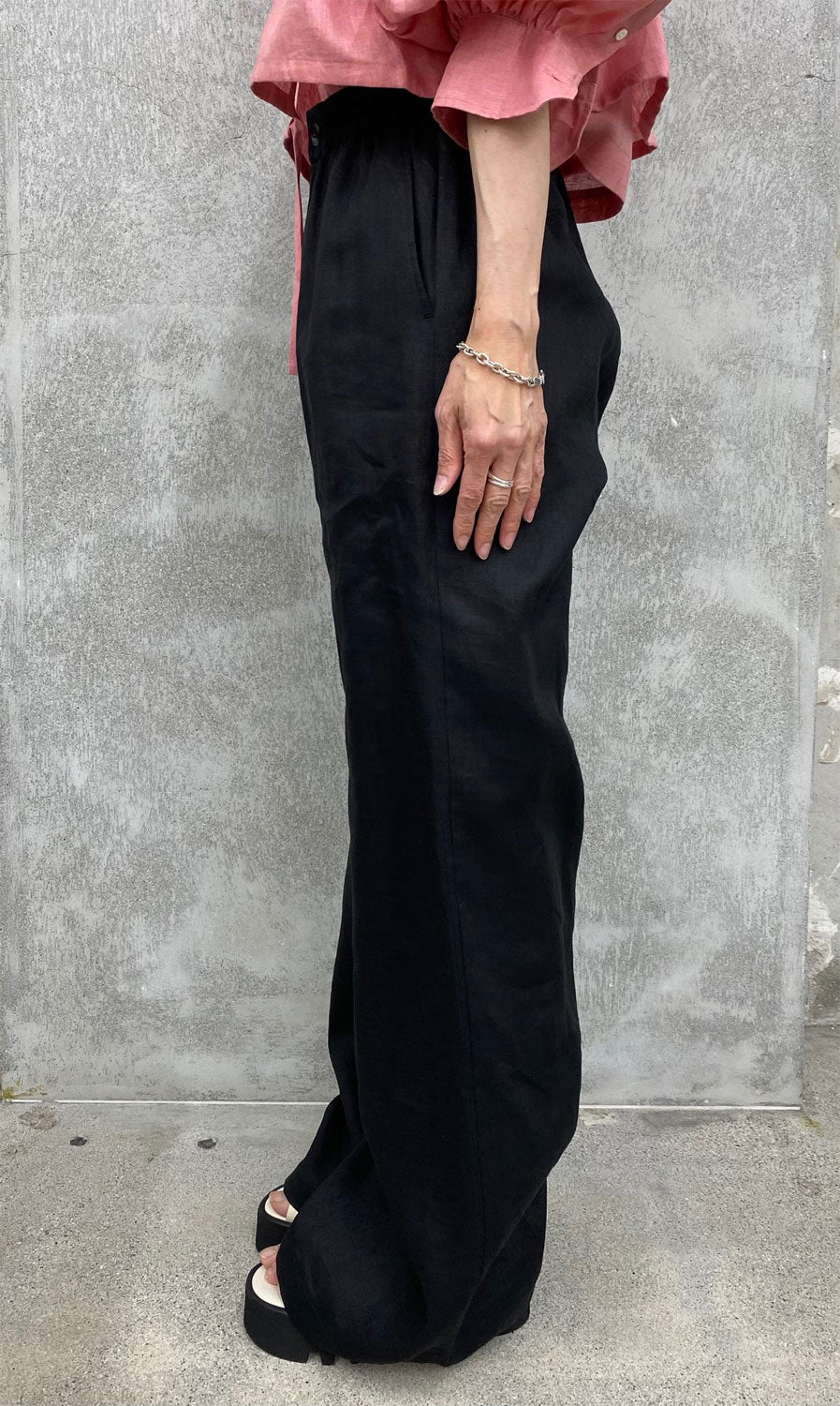 
                  
                    LINEN WIDE-LEG PANTS -BLACK-
                  
                