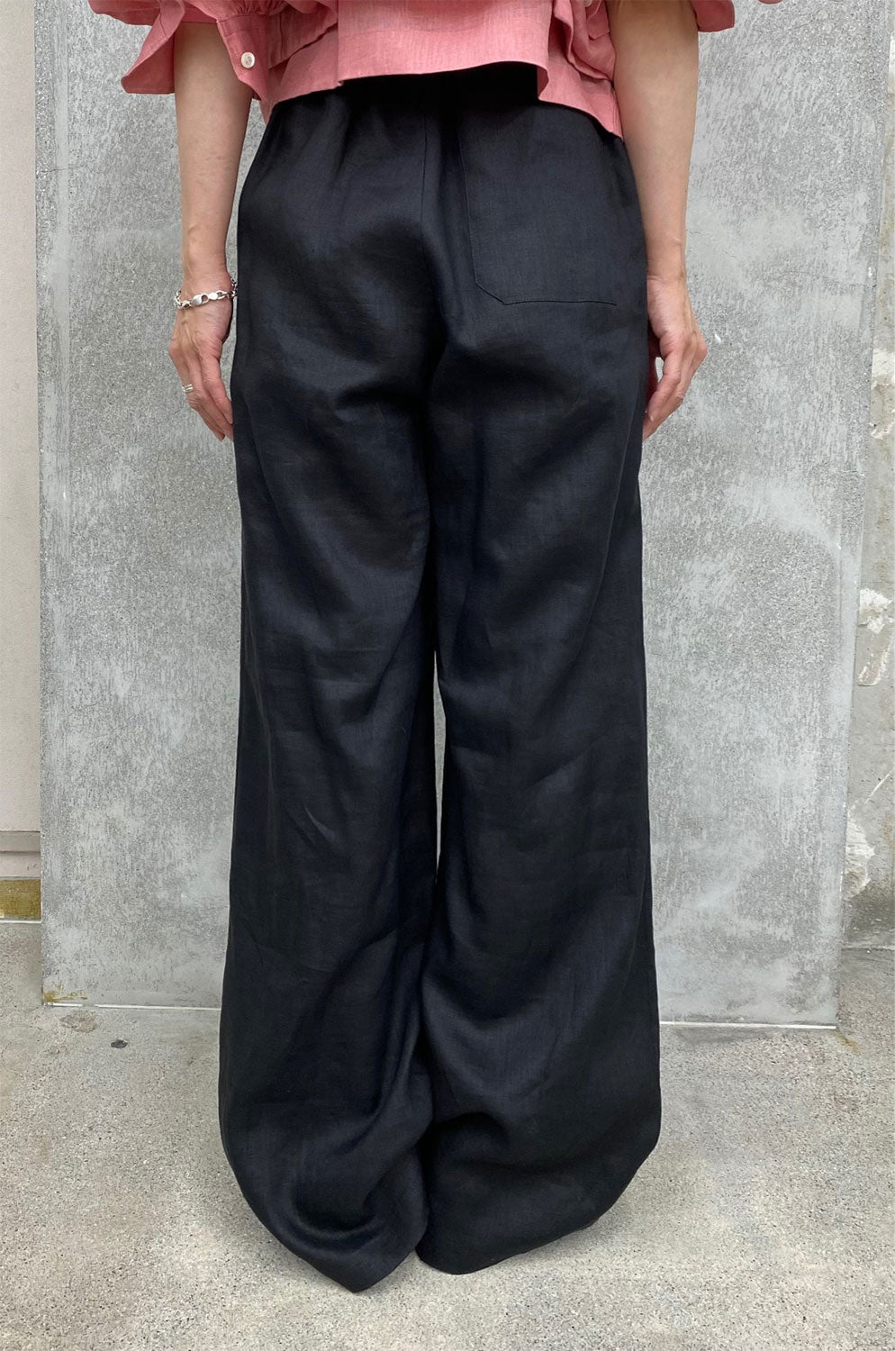
                  
                    LINEN WIDE-LEG PANTS -BLACK-
                  
                