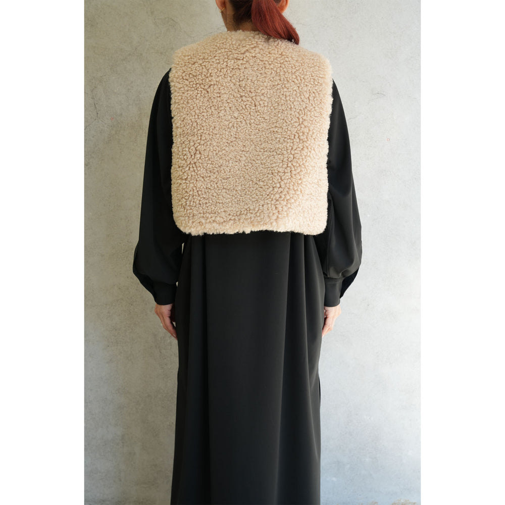 
                  
                    FAUX SHEARLING CROPPED VEST-BLACK-
                  
                