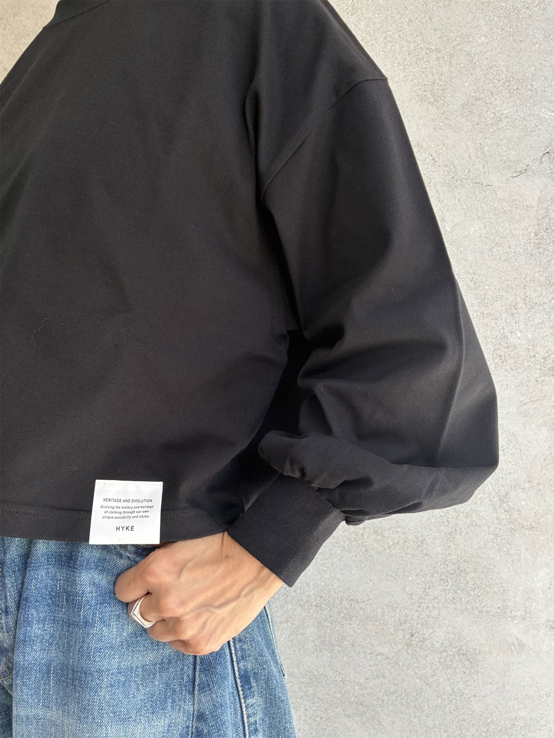 
                  
                    CROPPED LONG-SLV TEE/BIG FIT(6.5OZ)- BLACK-
                  
                