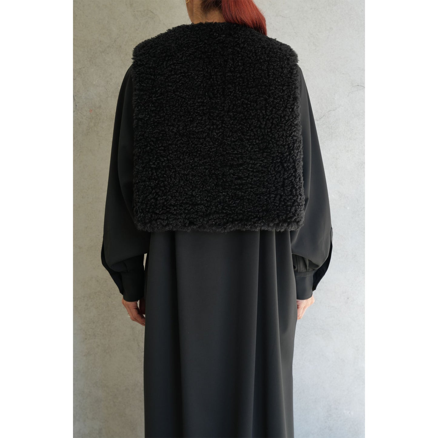 
                  
                    FAUX SHEARLING CROPPED VEST-BLACK-
                  
                