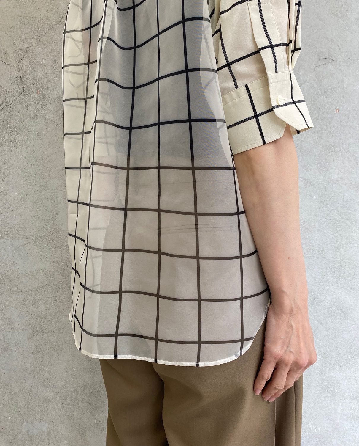 
                  
                    SHEER BACK WINDOWPANE SHORT-SLV BLOUSE-CREAM-
                  
                