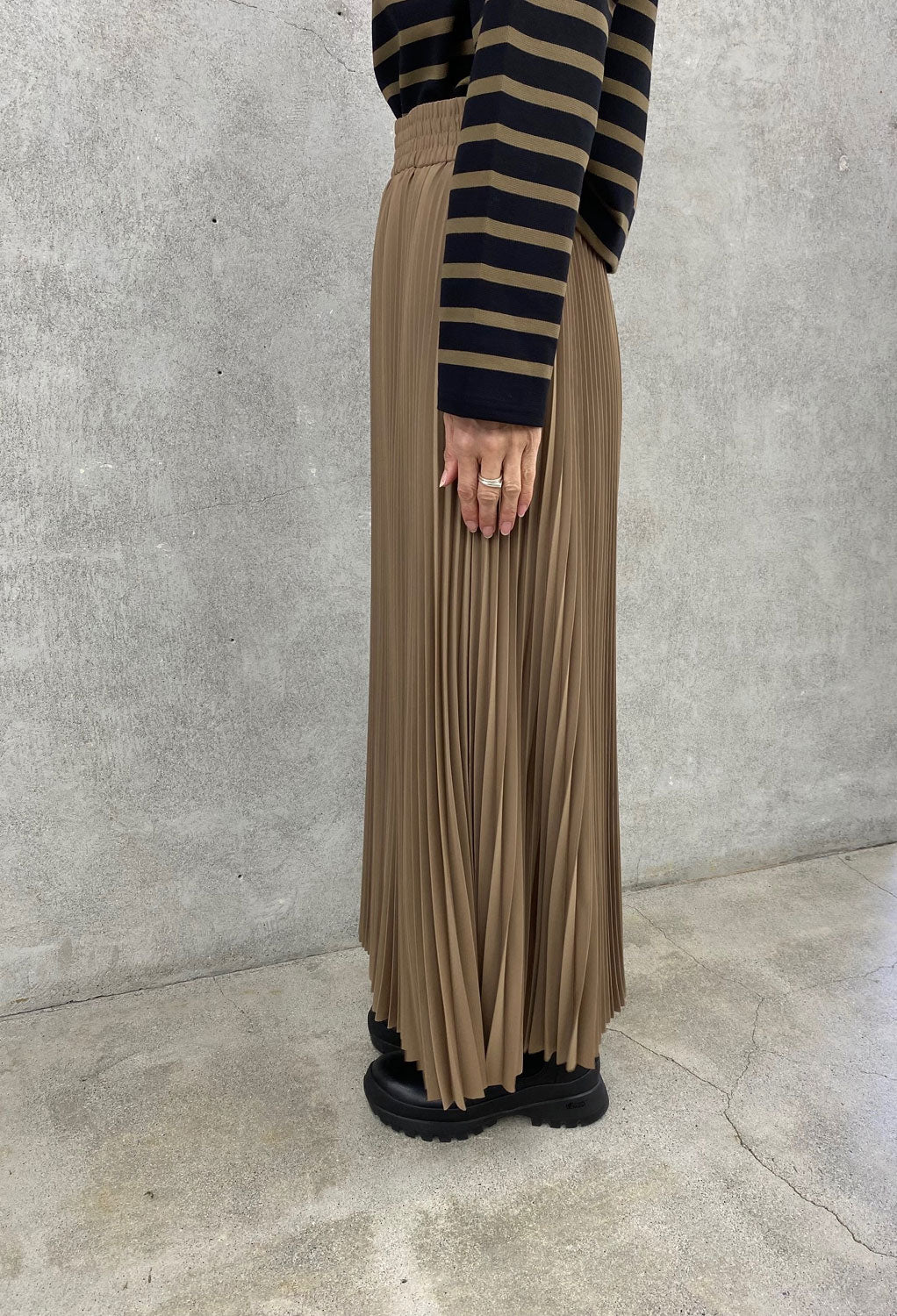 
                  
                    TAFFETA PLEATED SKIRT-BEIGE-
                  
                