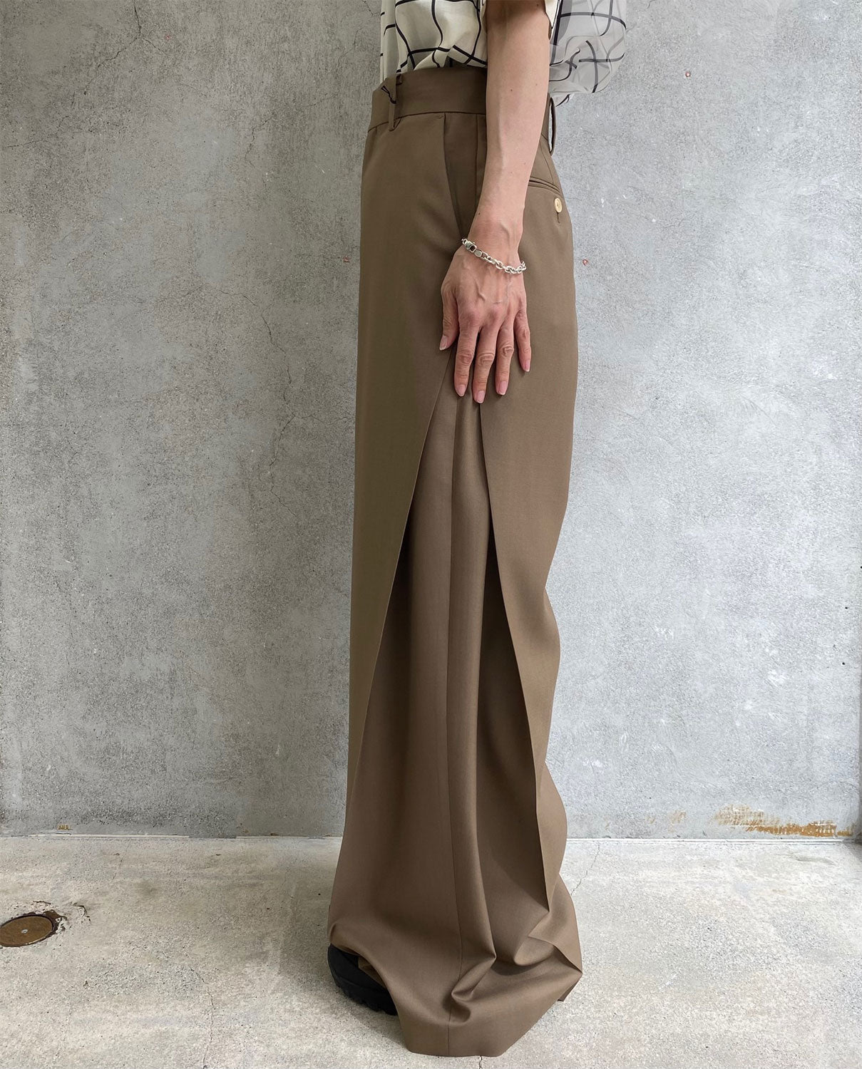 
                  
                    WOOL SIDE TUCK PANTS-BEIGE-
                  
                